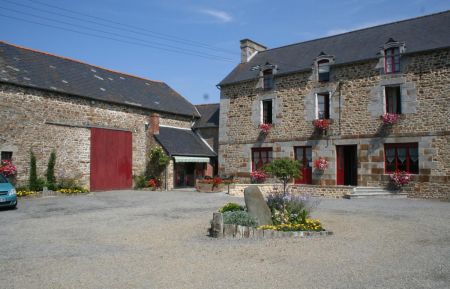 Chambre d'h&ocirc;tes n&deg;35G22003 Mont-Dol - Ille-et-Vilaine - Cour privee 