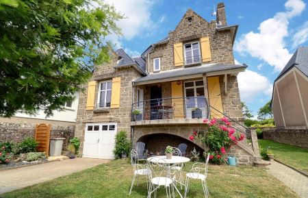 G&icirc;te n&deg;35G11193 Cancale - Ille-et-Vilaine - Vue sur le g&icirc;te depuis le jardin
